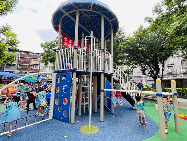 簡單的大象造型溜滑梯,結合了滑梯、攀爬、雲梯及打擊鼓等功能。圖/三重區公所提供