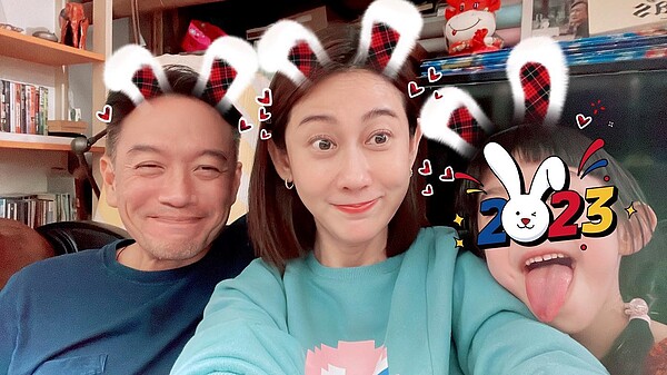 為「她」變了!Gina林利霏曝張翰賣新店千萬房 舉家搬台東 林利霏(中)與老公張翰(左)。圖/取自臉書《林利霏 Gina Lim》