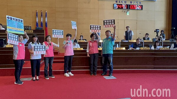 台中市民進黨議員聯合質詢,針對中捷事故,只是副至今沒有真相、推諉責任,市長應該道歉。記者陳秋雲/攝影