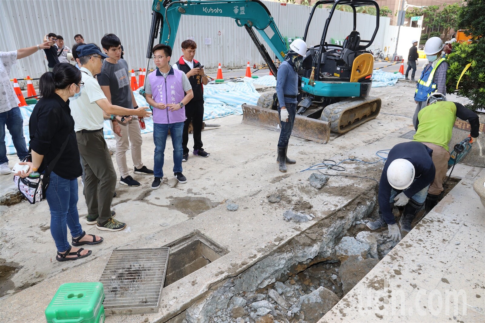 縣府工務處下午由建築管理科長涂添惇率員，會同土木技師陳鴻輝、建築師李謝嵐到場現勘並研擬因應措施。記者郭政芬／攝影 