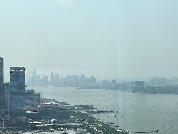 加拿大山火蔓延，紐約空氣品質亮紅燈。(記者張晨／攝影) 