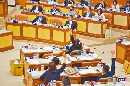 
新北市議會民進黨團6日提出臨時動議，要求衛生局、教育局針對「幼兒園餵藥案」上台報告，藍綠營為此在議會爭吵，雙方2度協調，決議要求教育局和衛生局13日來議會專案報告。（蔡雯如攝）
