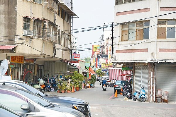 南投縣草屯鎮和平街日據時代曾是火車站,隨時代變遷如今路幅太狹窄,鎮公所擬斥資超過2.5億元貫通拓寬。(南投縣政府提供/楊靜茹南投傳真)