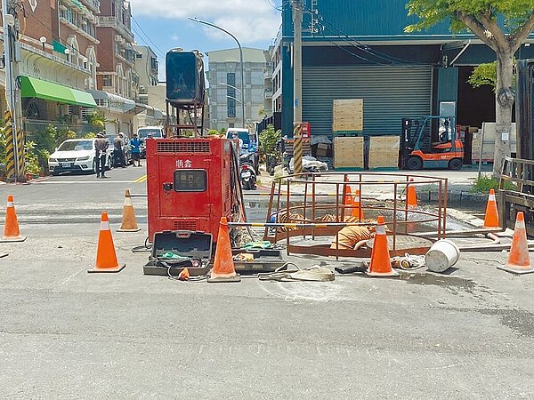 49歲王姓工人在仁武區八德中路下水道作業時,疑似吸入沼氣中毒,導致全身癱軟摔落下水道,陳姓工人見狀想拉起跌落的王男,卻不慎受傷,警消獲報後到場將王男、陳男拉出,所幸2人意識清醒,送往醫院治療。(高雄市消防局提供/林雅惠高雄傳真)