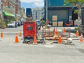 高雄 工人疑沼氣中毒墜坑　同事救援也受傷