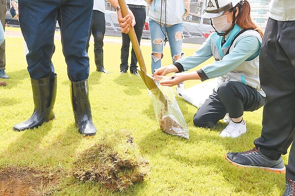 新竹市政府近日開挖新竹棒球場，將土壤遠送美國實驗室檢驗，以釐清土層是否符合標準同時調查有無弊端。圖／新竹市政府提供