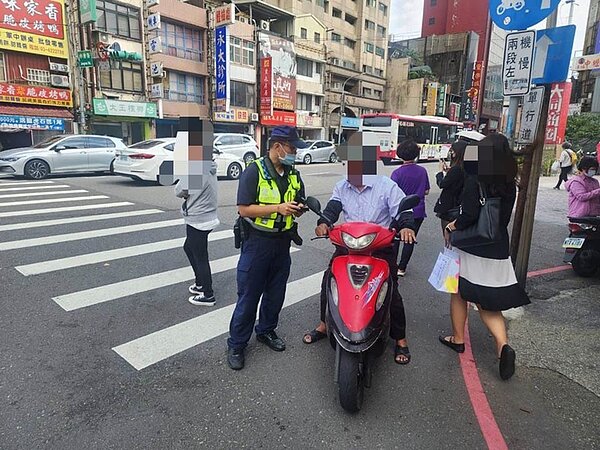 桃園100大路口精緻執法取締1031件,中壢區路口開罰45件最高。記者曾增勳/翻攝
