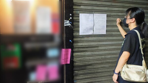 新北市公安小組取締違規娛樂行業，6日前往三重某處住宅區執行違規經營視聽歌唱業斷水斷電處分。圖／新北市政府提供