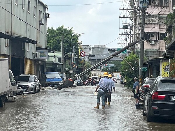 新北市新莊瓊林路路面突然淹成滾滾「黃河」,就連一旁的電線桿也倒塌搖搖欲墜。圖/取自臉書《新北交通族》