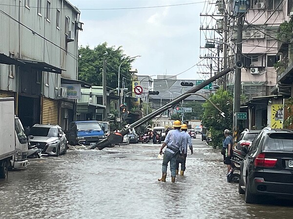 新北市新莊瓊林路路面突然淹成滾滾「黃河」，就連一旁的電線桿也倒塌搖搖欲墜。圖／取自臉書《新北交通族》