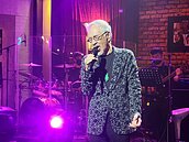 離婚淨身出戶！10套房產全給廣播天后　「痛苦歌王」竟曾幫楊麗花買別墅