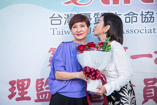 賣房「落葉歸根」! 方芳芳退休生活只想簡單 方芳芳(左)日前交棒台灣優質生命協會理事長給「台灣最美歐巴桑」陳美鳳(右)。圖/取自臉書《U-Life 台灣優質生命協會》