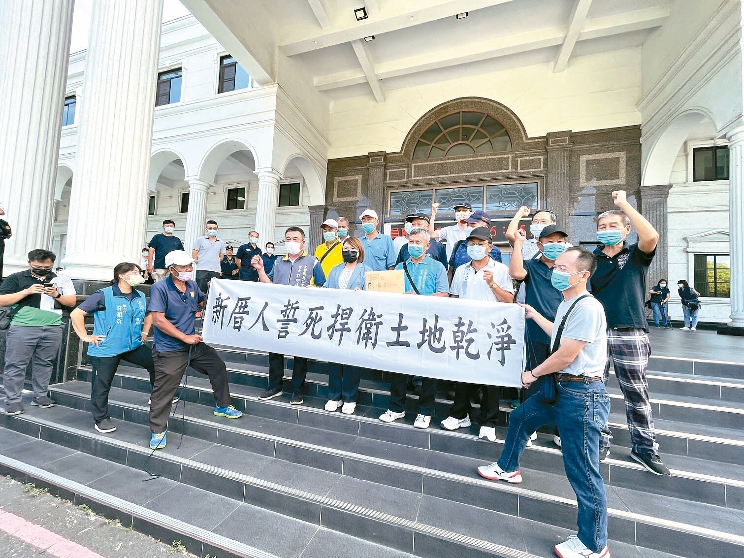 高雄大寮當地里長擔心儲能廠對地方帶來安全隱憂及生態危害，昨由市議員邱于軒陪同，到市議會拉布條抗議。記者楊適群／攝影 