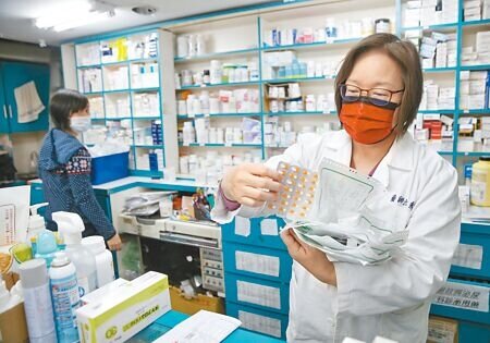 缺藥問題未解,食藥署籲醫療院所不要大量採購囤積。圖為藥房藥劑師調配處方箋。(本報資料照片)