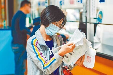 健保署決定,包含維他命及消化酵素等15項指示用藥,將退出健保給付。圖為民眾前往醫院領藥。(本報資料照片)