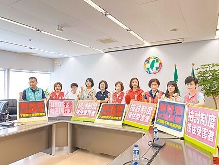 
台中市議員羅廷瑋4年前被時任議員賴佳微控性騷擾獲不起訴，卻在去年底開始收到死亡恐嚇，羅6日北上開記者會討公道，賴則在服務處自傷。民進黨立委、市議員7日召開記者會請羅廷瑋收手。（張亦惠攝）
