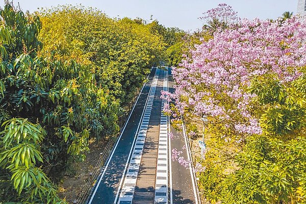 嘉義市「嘉油鐵馬道」沿途花木扶疏，市府將投入6000萬元經費優化相關設施。（嘉義市政府提供／廖素慧嘉市傳真）