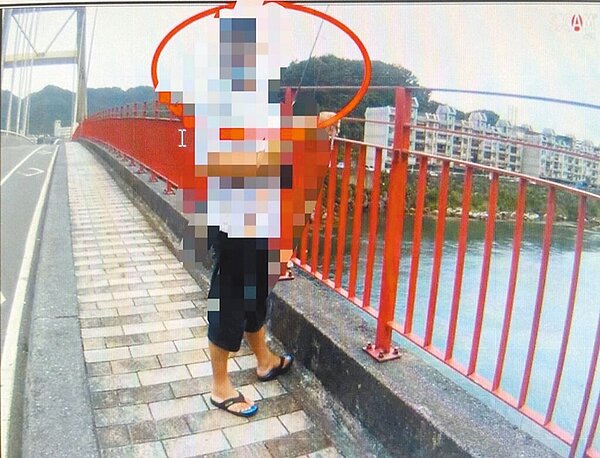 基隆市社寮橋有不少民眾違法垂釣,警方近期加強執法取締違規釣魚的釣客。(基隆市警察局提供/張志康基隆傳真)