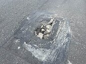 成功橋拓寬完工　坑洞申訴不減反增