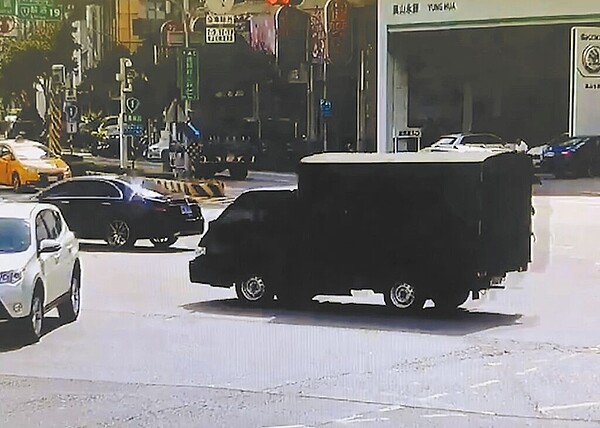 高雄市陸軍第八軍團6日在執行空彈殼報繳勤務時,行經三民區九如一路與澄清路口時,1箱裝有1117發空彈殼的箱子竟直接掉落路面。(警方提供/林雅惠高雄傳真)