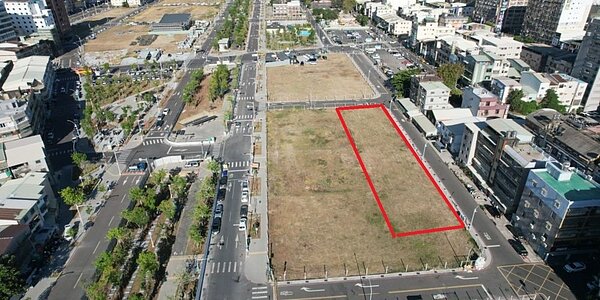 首次標售、位於高雄火車站的71期453坪「特定商業專區」（紅色範圍），每坪底價143.37萬元，是此次土地標售坪單價最高者。圖／高雄地政局提供