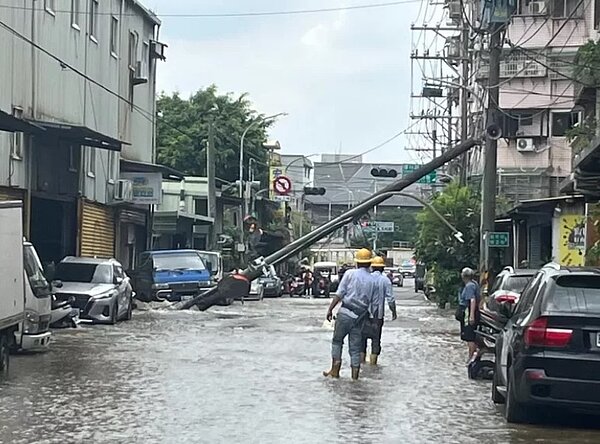 昨日約12時新北市新莊區瓊林路38巷口附近發生電線杆、燈桿倒塌、一公尺自來水預力混凝土管線漏水。圖/新北市交通局提供