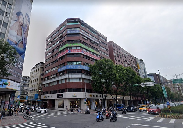 住在「正忠孝東路」尊爵不凡?他秒拒絕繼承…「這款房」變票房毒藥 有網友好奇住在正忠孝東路的感覺,釣出在明曜商圈對面巷內擁房的網友現身說法。圖/翻攝自Google Map