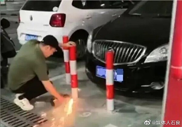 一名大陸男子氣不過車位遭人侵占,致電六次請車主移車皆未果,便將八根鐵柱直接焊在車位,讓對方即便想移車也動彈不得。圖擷自媒體人石良微博