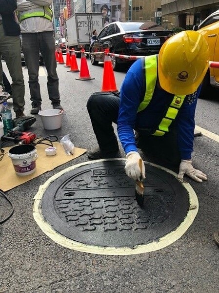 交通部公路總局多年前就已提高抗滑標準，新設的人孔蓋一律要符合新規。圖／台北市政府工務局提供