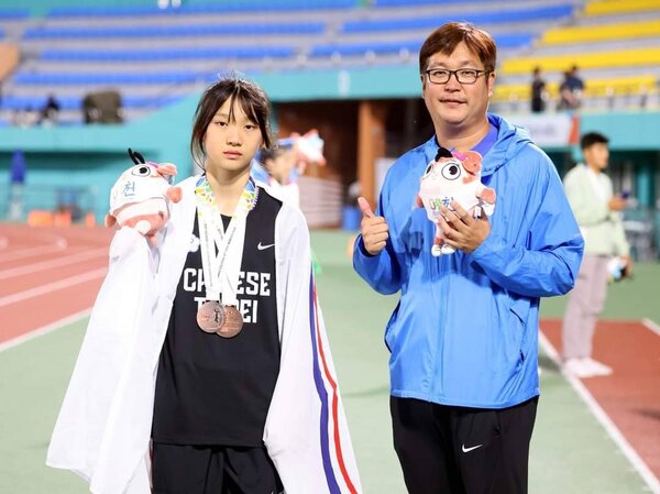 林沛萱6日在韓國的U20亞洲青年田徑錦標賽中，創下一日雙銅的驚奇紀錄。圖／新竹縣教育局提供