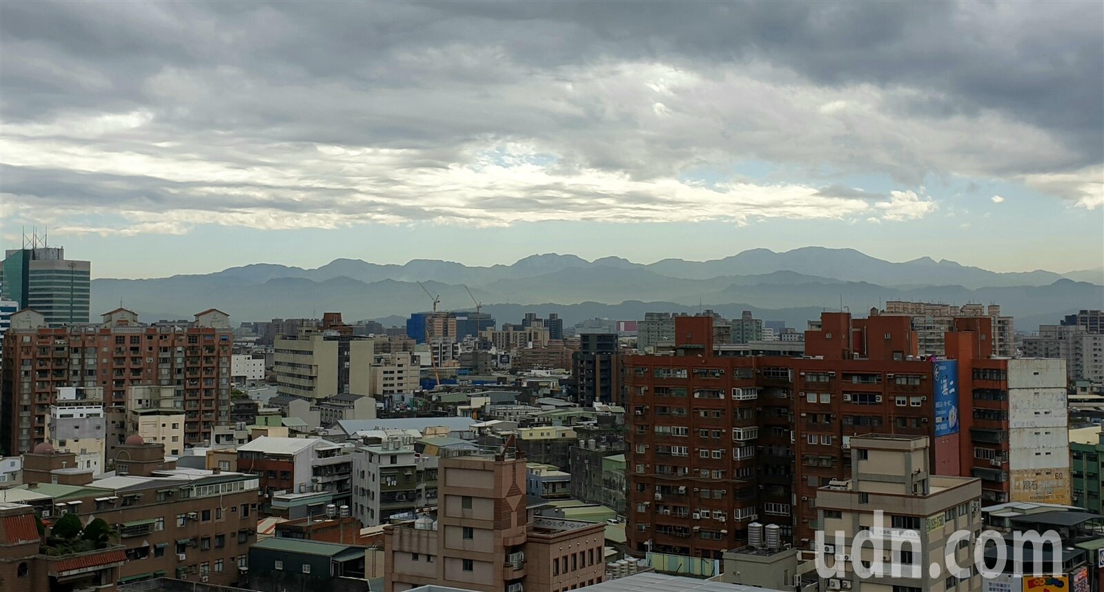 桃園市政府建管處開始受理申請公寓大廈修繕補助金,同時也提醒哪些大樓社區必須成立管委會,否則有可能挨罰。記者鄭國樑/攝影