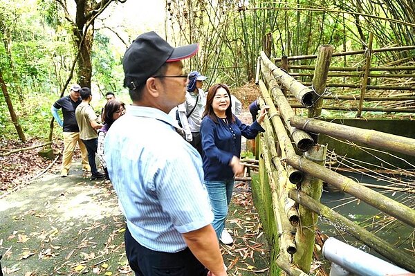 草屯「將軍古道」步道多處損壞,立委馬文君8日現勘爭取改善經費。圖/立委馬文君提供