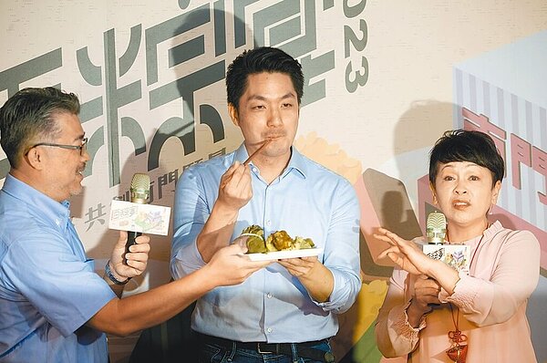 台北市長蔣萬安(中)8日前往南門中繼市場參加端午節百粽宴活動,針對中央政府將收回現有的中繼市場場址,蔣表示,許多議員關心南門中繼市場能否續租,市府也會再來探尋目前南門中繼市場用地續租的可能性,特二是否可以延租會持續與中央溝通。圖/杜宜諳攝