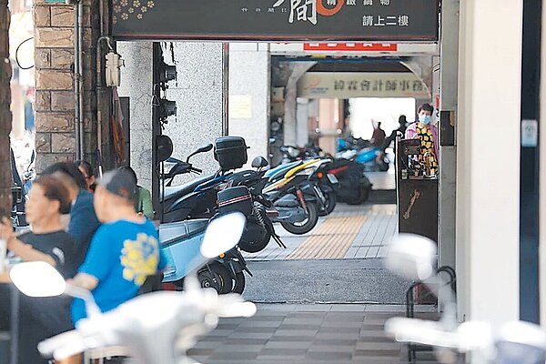 民眾走在基隆市中心的騎樓常需上上下下,市府斥資3000萬元將在仁愛、信義區推動騎樓整平計畫。圖/翻攝照片