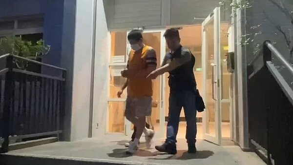 周姓男子(左)坦承因高雄市凱旋夜市攤商糾紛,涉嫌教唆段姓男子潑漆,今晚經警方移送法辦。記者林保光/翻攝