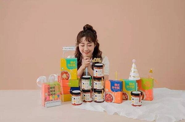 YouTuber「韓勾ㄟ金針菇」旗下產品傳出違規添加劑,目前已經全面停售。圖/擷取自金家ㄟ 김씨네粉絲頁