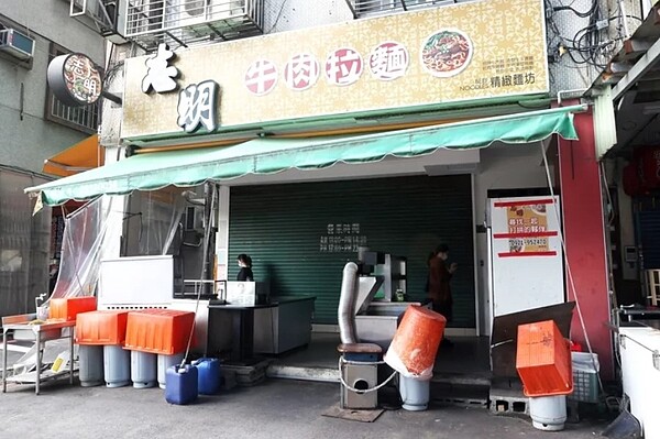 台北市北投區志明牛肉麵遭爆抹布水擰進煮麵鍋惹議,衛生局查核事發分店與總店,因違反食品安全衛生管理法挨罰各3萬元。圖/聯合報系資料照