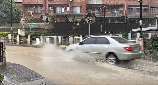 新北市汐止區在稍早傳出許多路段皆有淹水災情。圖／擷取自汐止集團