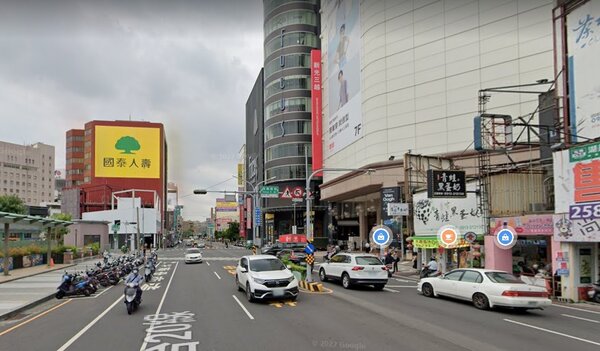 鄰近台南火車站、坐擁「台南地王」美名的新光三越百貨中山店傳出將在2026年熄燈，由京城商銀奪標。圖／Google Maps