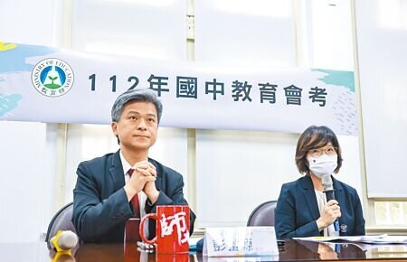 教育部國教署長彭富源(左起)、台師大心測中心副主任曾芬蘭9日公布112年國中會考成績。(羅永銘攝)