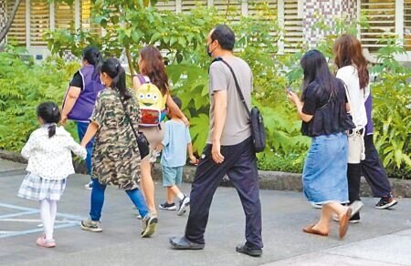 新北幼兒園餵藥案家長說明會9日在新北市莒光國小舉行,傍晚陸續有家長前往會場。(姚志平攝)