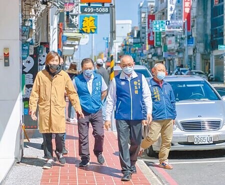 桃園市議員徐玉樹（右二）指龍潭有公車路線因起迄站在新竹經龍潭往返台北，卻無法使用1200月票，呼籲市府盡快列入範圍。（賴佑維攝）