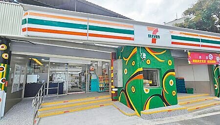 
金峰鄉是台東縣16個鄉鎮中唯一沒有連鎖超商的鄉鎮，超商昨天起進駐試賣，部落難得出現夜生活。（蔡旻妤攝）
