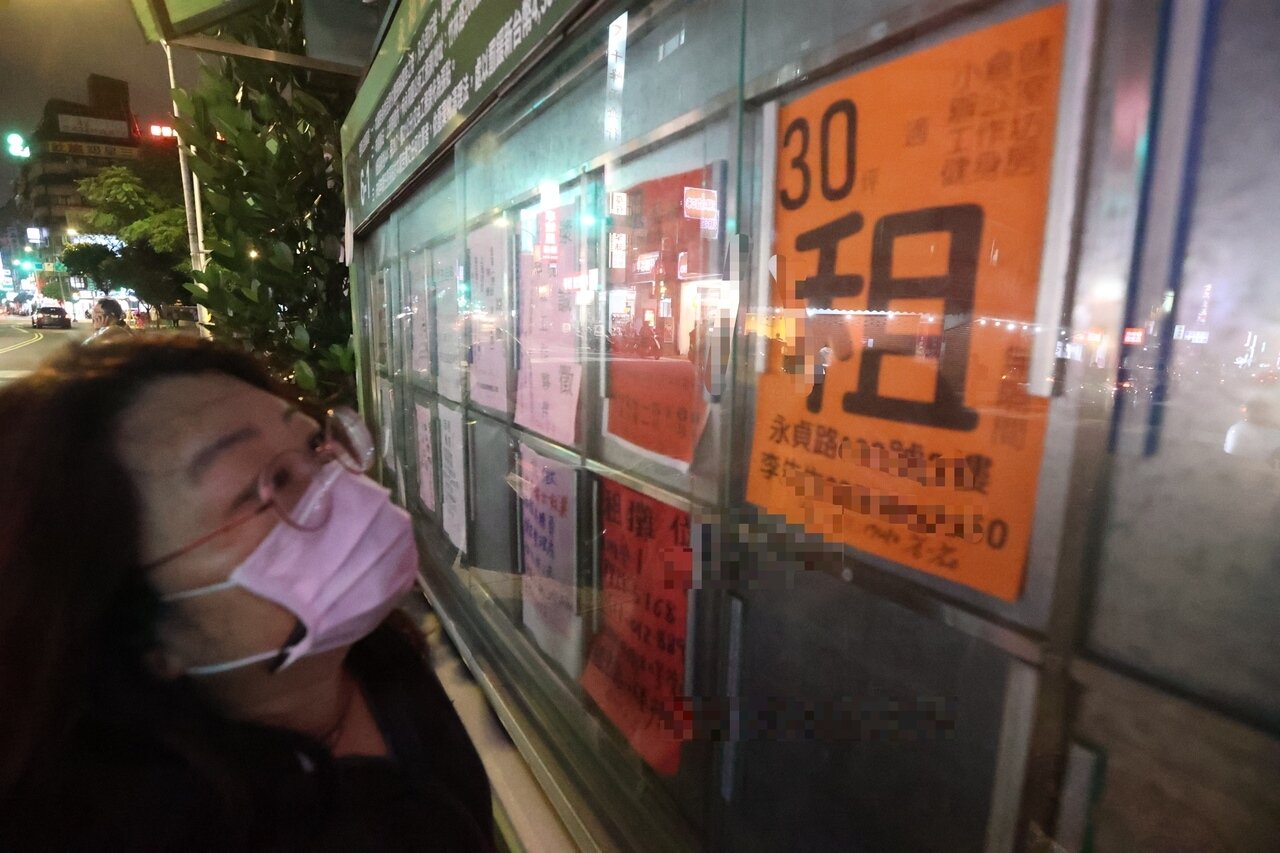 主計總處統計,3月租金類的房租指數為103.25,再創歷史新高,且近9個月的租金指數年增率都超過2%,反映租金不只漲不停,且上漲加遽加劇,政府推動租金補貼,雖可降低租屋族的部分壓力,但也可能無形中增加租客的租金承擔能力,讓房東調漲租金。圖為民眾觀看租屋廣告。記者陳正興/攝影