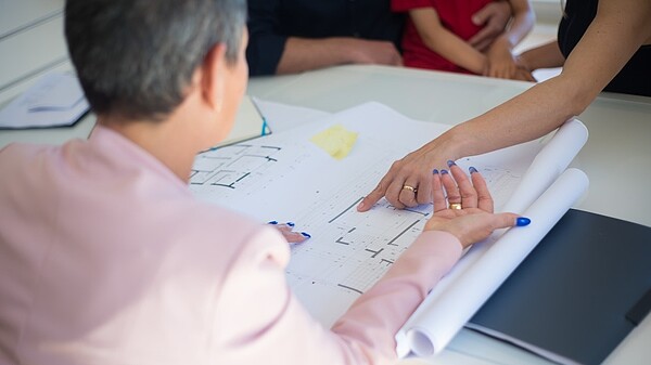 有網友認為原PO可從自己用車的頻率與需求做評估,也有網友建議原PO可再和代銷打探看看,或許能找到釋出的車位也說不定。(示意圖/取自Pexels)