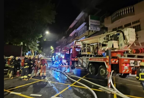 新北市新店區僑信路一間3層樓透天厝今天凌晨發生火警,起火點疑似為一樓連鎖超商後方倉庫,消防人員從火場2、3各救出一人,其中一人命危送醫搶救中。記者王長鼎/翻攝