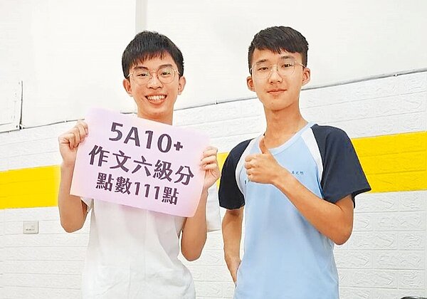 國中教育會考成績9日出爐,南投縣旭光高中國中部李安秞(左)獲得5科A++、作文6級分的亮眼成績;正港「韓國人」崔約翰(右)則考取5A9+優異成績。(旭光高中提供/潘虹恩南投傳真)
