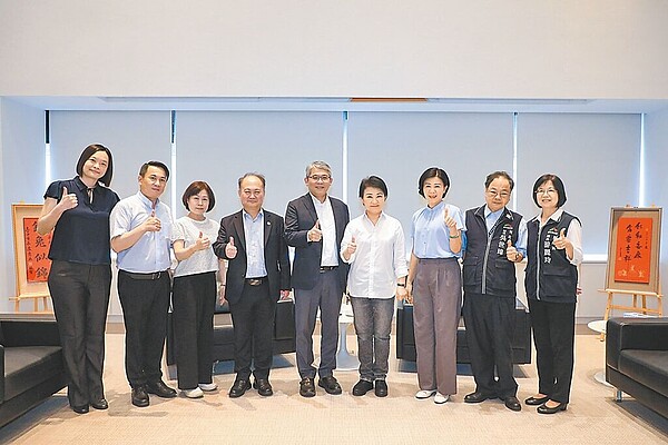 內政部政務次長、國慶籌備委員會祕書長花敬群(左五)及團隊一行人日前至台中市政府拜會。圖/台中市政府提供