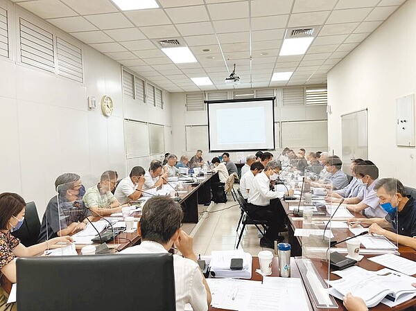 豐采520建案建商豐邑公司為期1個月搶險計畫10日啟動,新竹縣府將每3天稽查1次。(新竹縣政府提供/邱立雅竹縣傳真)