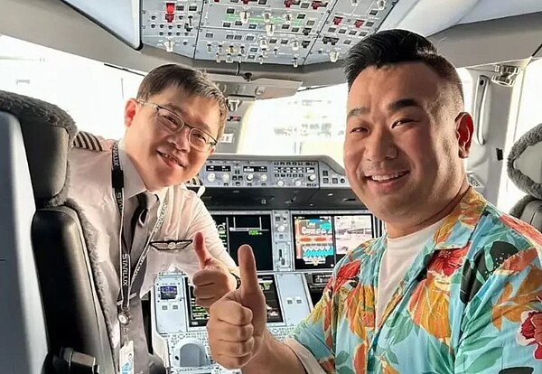 百萬航空網紅Sam(右)進入駕駛艙與張國煒合照。圖／取材自IG @samchui

